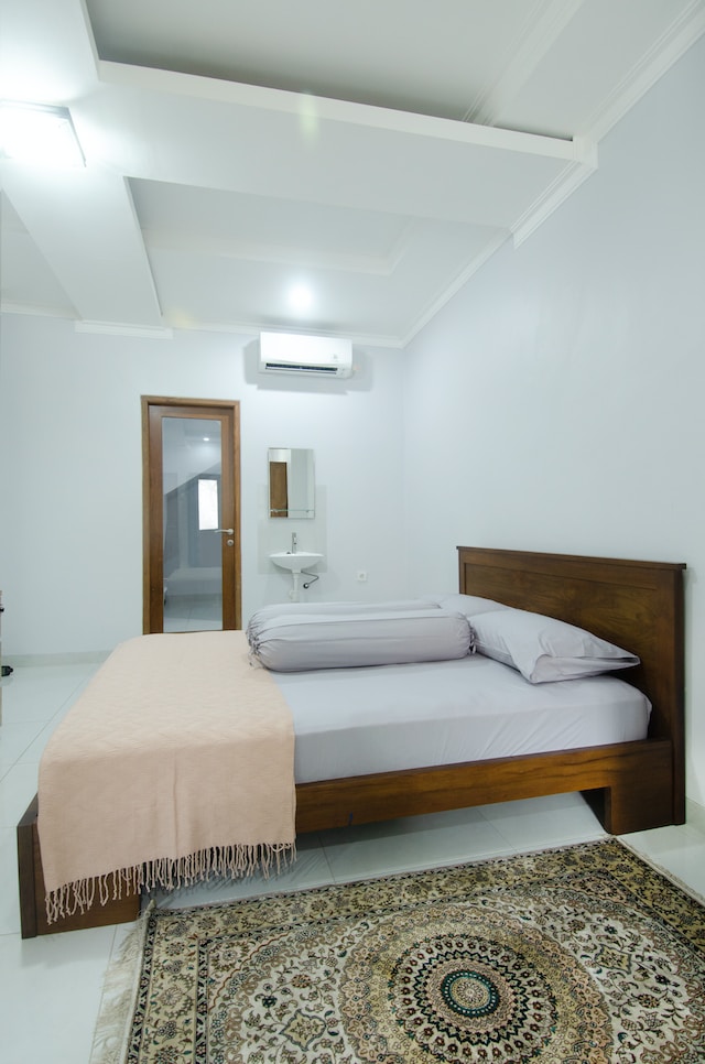 Popular color schemes and patterns in Western home decor